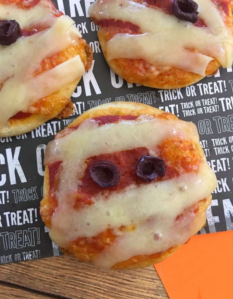 Spooky Mini Mummy Pizza (easy and fun to make!)